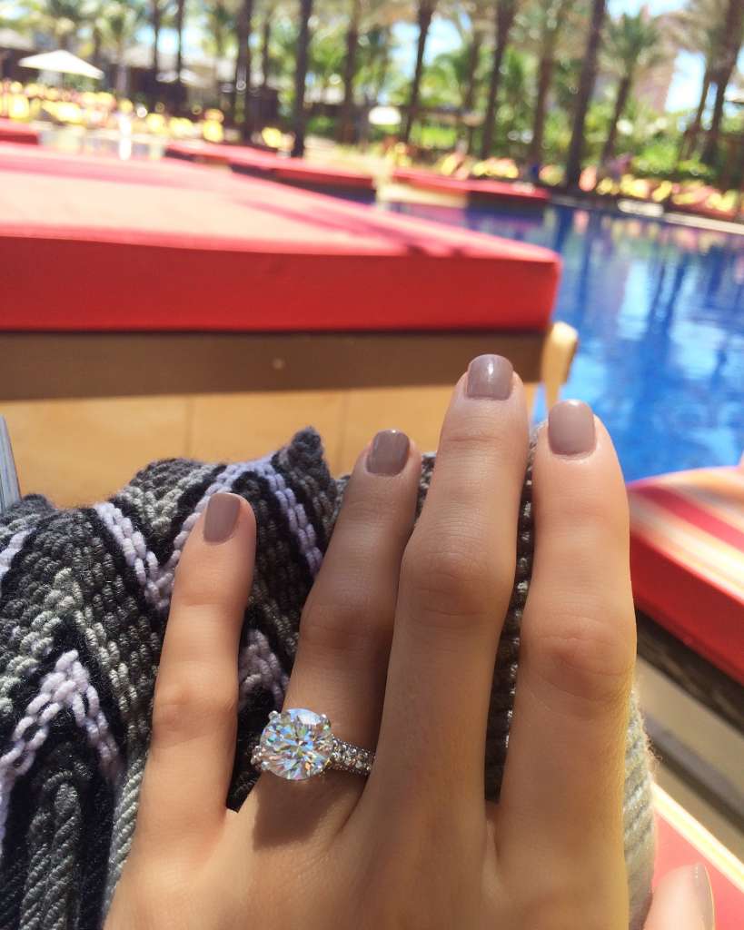 round damond engagement ring