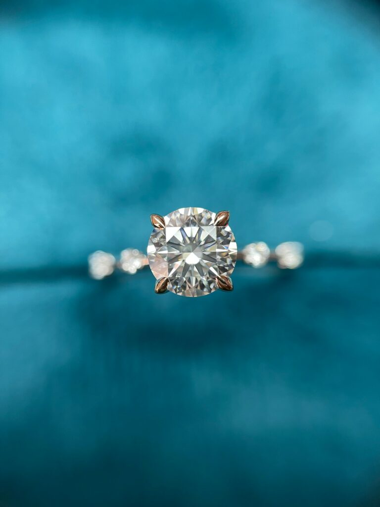 round-diamond-engagement-ring